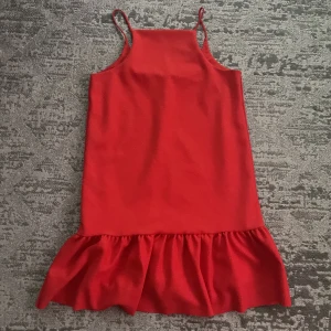 Röd Zara Klänning  - Röd klänning 
