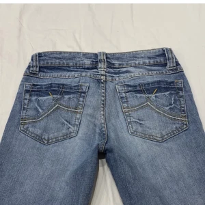 Lågmidjade jeans  - Säljer dessa superfina lågmidjade jeans me unika fickor! Köpta på plick. Superfint skick!  Storlek 32/34/XS/S  Passar mej i benen som är 169 