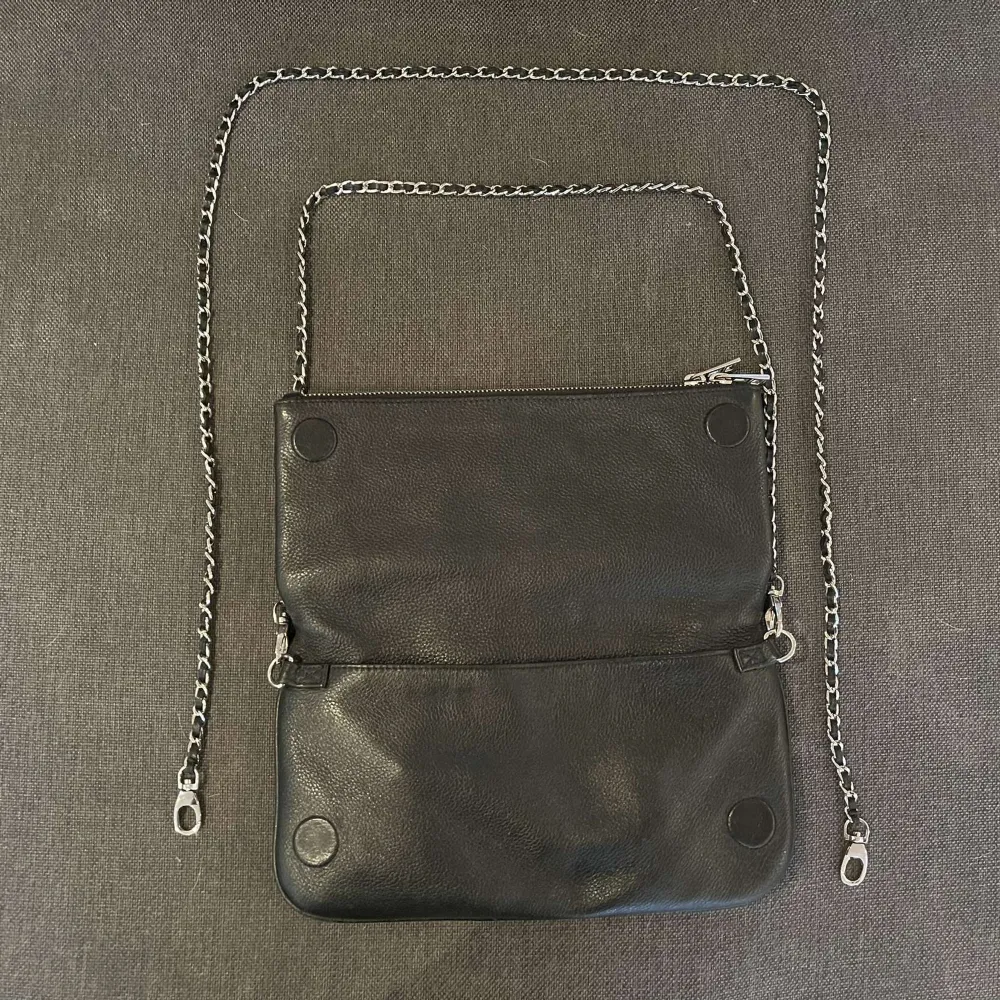 Zadig et Voltaire väska i modellen ”Rock clutch”. Bra skick, båda kedjor ingår. Original pris: 3,600kr. Väskor.