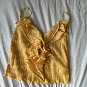 Festlinne - Säljer denna jättefina gula topp me volanger från zara. Aldrig använd prislapp kvar, storlek s