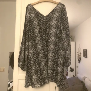 Mönstrad klänning - Svart vit klänning från NAKD. Aldrig använd :)  Storlek 34