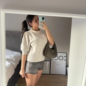 stickad tröja med korta ärmar - hur snygg tröja!! perfekt till vardags! älskar de korta ärmarna! stl s men funkar även för m!💋💌