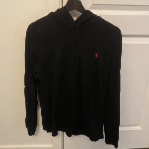 Huvtröja  - Säljer en tunnare huvtröja, sparsamt använd.