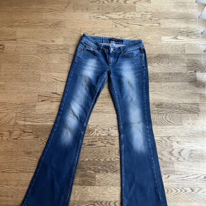 Lågmidjade jeans  - Ett par jättefina lågmidjade jeans med snygg slitning! Midjemått tvärsöver 39 cm innerbens lång 82 cm. Säljer dom pga av att de ej passar mig. Köpte dom här på Plick för 430 men säljer pga av att de Inte passar OBS ena bilden är lånad 