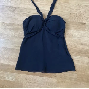 Supersnyggt linne! - Säljer detta superfina linne som jag köpt på plick. Endast använd en gång (av mig) och är i otroligt bra skick. Linnet har inbyggda inlägg vilket är super! Tveka inte på att höra av dig om du har några frågor/är intresserad att köpa. 😇🩷