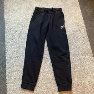 Nike mjukis byxor  - Nike mjukis byxor. Extremt sköna. Kan användas på både tjejer och killar 
