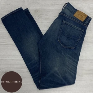 Jeans Ralph Lauren - Säljer dessa skitsnygga Ralph Lauren jeans med sjukt snygg blå tvätt och revor(inga av revorna gör så hud syns under, bara design). Modellen är 176 och 65kg. Hör av dig vid intresse!🟫