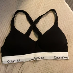 Calvin Klein bh - En Calvin Klein bh i storlek L💞