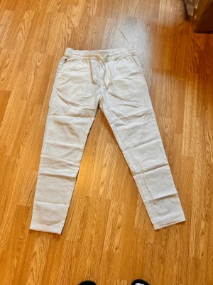 Vita linnebyxor - Fina vitta linnebyxor strlk M/32 Condition 9,5/10 använd 1 gång original pris 799kr