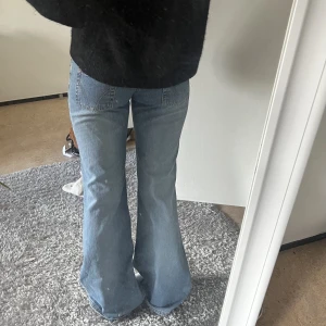 Lågmidjade ljusa bootcut-jeans  - Galet snygga bootcut jeans med låg midja och ljusare tvätt. Passar verkligen till allt och sitter perfekt.🤩🔥 midja: 37 cm, innerbenslängd: 82 cm. VID SNABB AFFÄR KAN PRIS DISKUTTERAS.