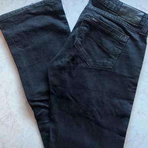 svarta lågmidjade bootcut jeans från Lee. säljer pga för korta o har knappt använts. 