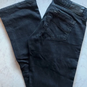 Lee bootcut jeans - svarta lågmidjade bootcut jeans från Lee. säljer pga för korta o har knappt använts. 