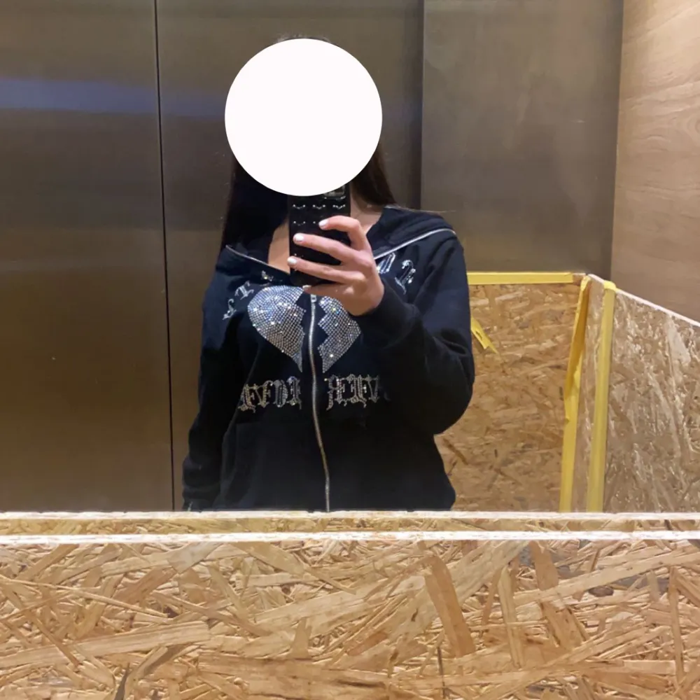 Säljer en full zip up hoodie som inte kommer till användning. Den är i nyskick och jag köpte den för 599kr. . Hoodies.