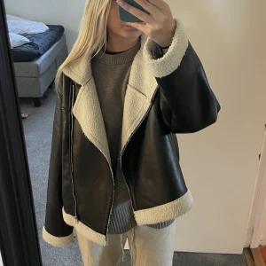 Vinter/höst jacka - Säljer en vinter/höst jacka från Gina tricot. Väldigt fin och knappt använd!💞 Storlek: M 