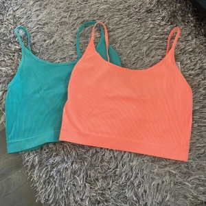 Två neon toppar  - Två jättecoola neon toppar från new yorker, aldrig använda! Storlek S men passar M också. Säljer dom helst tillsammmans men går att köpa bara en också🩷