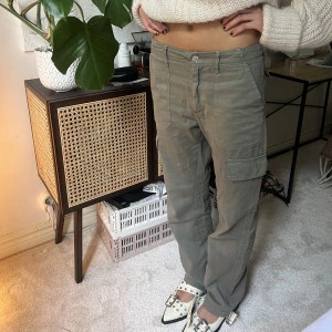 Gröna byxor - Säljer dessa asnajs gröna byxor med bästa passformen i hela världen. Lågmidjade och långa. Så najs till hösten med stickad tröja❤️sitter bra på mig som är 36 vanligtvis!