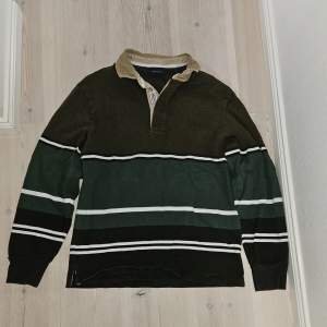Gant rugby tröja i storlek M. Knappt använd, inga defekter. Kan mötas upp i Stockholm.