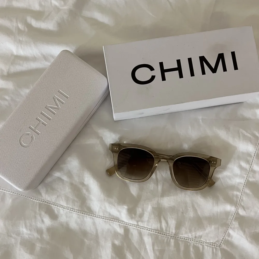 Säljer mina solglasögon ifrån chimi i modellen 002. Helt oanvända💕. Accessoarer.
