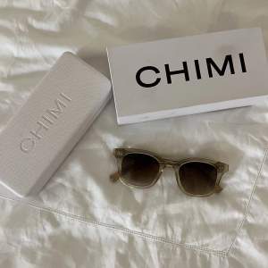 Säljer mina solglasögon ifrån chimi i modellen 002. Helt oanvända💕