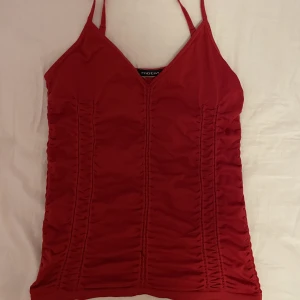 Rött linne - Jättefint rött linne med fin passform!