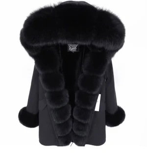 Svart Parka Jacka Garoff - Köpt i butiken Garoff för 4000kr. Äkta päls. Storlek S. I bra skick, bara vid pälsen på armen har små gummiband som ska sitta fast till knapparna gått av men är jätte enkelt att fixa och därför sänker jag priset ännu mer. Men annars i jätte bra skick. 