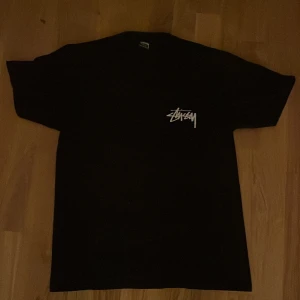 Stussy t shirt - Tjena säljer min lätt begagnad Stussy Tshirt som har inga defekter och är strlk S, nypris är cirka 1200kr, den är självklart äkta, kvitto finns! Tveka inte vid frågor. Priset kan diskuteras!