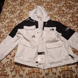 The North Face regnjacka - Heeelt ny o fräsch tnf jacka med tags kvar! Storlek S, kan fixa mer bilder om det önskas