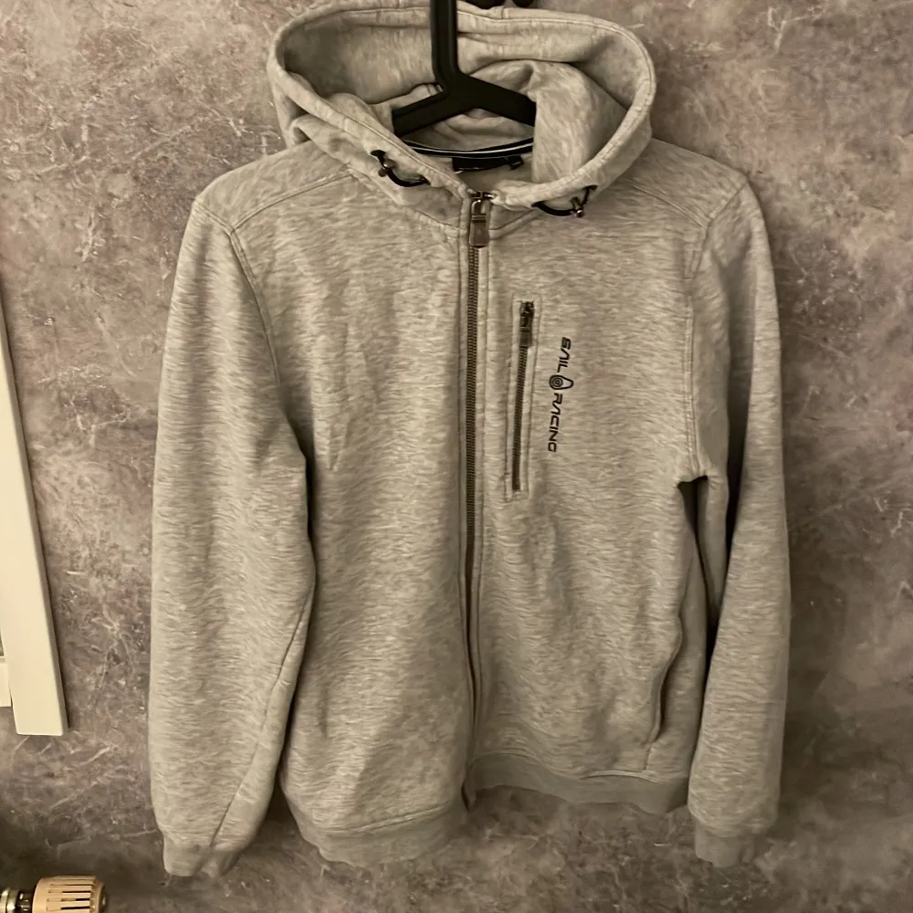 Säljer min grå Sail racing tröja för den inte används fint skick inga defekter storlek 170 . Hoodies.