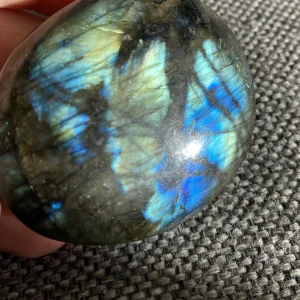 Labradorit - En palmstone i Labradorit  Den skiner i alla möjliga slags av blå och lite grön nöstan åt alla håll:) Lite över 6 cm i längd