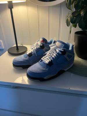 Säljer nu mina Jordan 4 university blue skor pågrund av att de var för små, helt nya, det är 1:1 kopia. Orginal box och blå snören medföljer. Hör av vid frågor. 