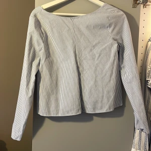 Randig blus - För liten för mig men jätte söt blus💙😇