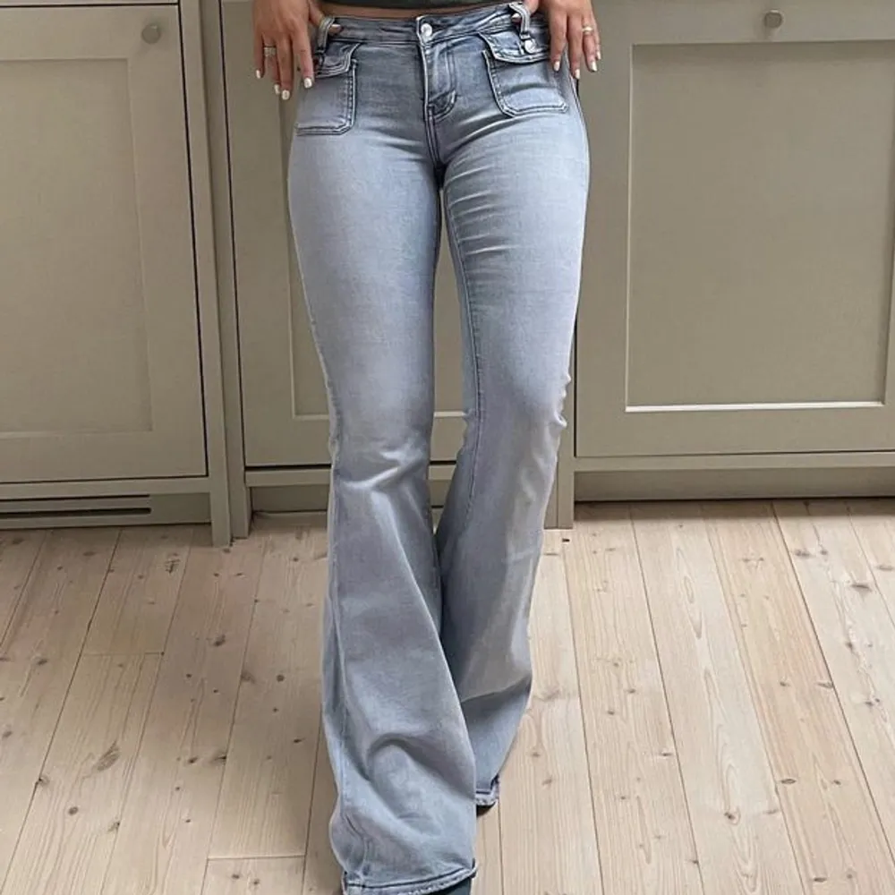 Ljusblå jeans ifrån Missäy💕 (Lånad bild)  Finns ett litet hål längst ner på jeansen, skriv för en bild💕. Jeans & Byxor.