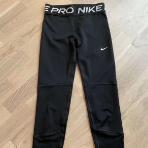 Nike pro - Supeeeersnygga nike pro byxor i stl M på junior!! 💘 Sparsamt använda!! 💐💞