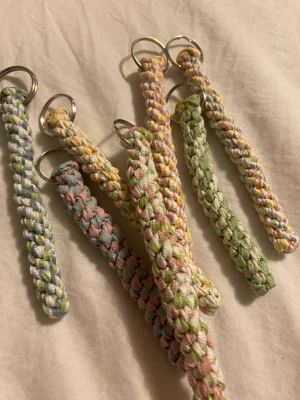 Nyckelringar av återvunnet tyg  - Hemmagjorda nyckelringar av återvunnet tyg! Fler kan göras så begäran, säg bara till vilka färger som önskas!