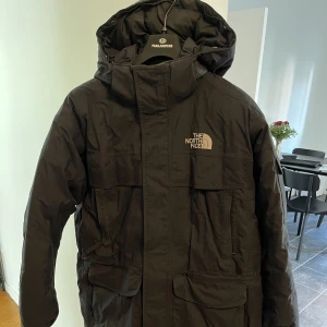 The North Face vinter jacka  - Varm vinterjacka i bra skick säljes pga att den inte kommer till andvädning  Obs mer som L i storlek