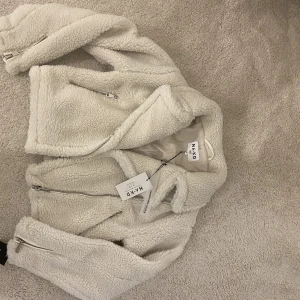 NAKD Jacka - Säljer en HELT NY Teddy jacka från NA-KD. Beställde den förra vintern.   Pris kan diskuteras vid snabb affär