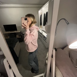 Rosa hoodie - Jättefin rosa hoodie, säljer då jag redan har många hoodies