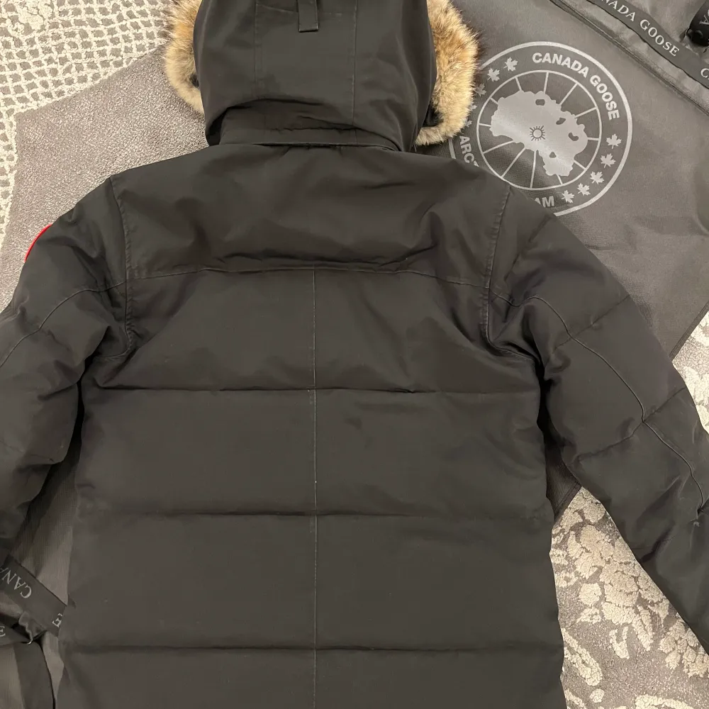 Säljer min canada goose wyndham parka storlek M passar även S. . Jackor.