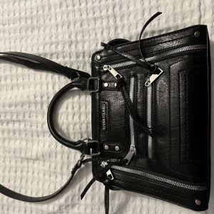 Väska  - Väska från river island väldigt snygg men säljer för att jag inte får användning av den. Knappast använd, bara 1 gång. Hör av dig om du undrar något. Frakt ingår ej i priset 