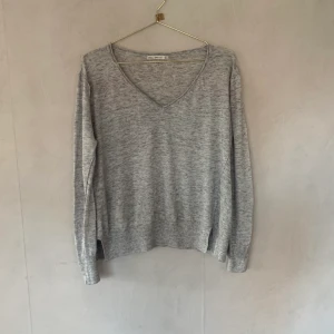 Stickad tröja  - Stickad tröja med slits, oversise 