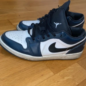 Jordan 1 low - Skick 7/10 fixat till hål bak vid hälen Creaseskydd kommer med 
