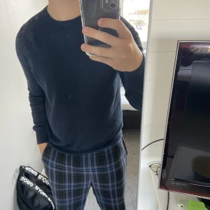 Stickad tröja - Finstickad tröja från marks&spencers i marinblå. Använd men i mycket bra skick