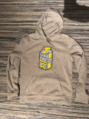 Grå Hoodie Lyrical Lemonade - Tvärfet hoodie med lyrical lemonade tryck. Bra skick i storlek M men sitter mer som S