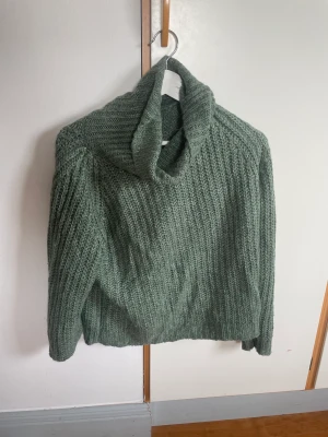 Grön stickad polo - Mysig grön stickad tröja