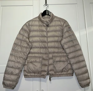 Monclear jacka  - En ”beige/guldig” monclear jacka köpt på vestrie. Tappat bort kvittot därav priset. Nypris 8000