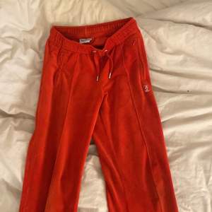 Röda juicy byxor som är sååå fina🤍🤍 och skit bekväma hoppas verkligen nån vill köpa dom🙏