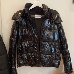 Calvin klein jacka - Säljer denna fina vinter jacka. Använd men i bra skick. Nypris 2200