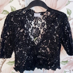 Spets kofta - Kortärmad spets kofta som aldrig användts! Storlek S men passar xs och m