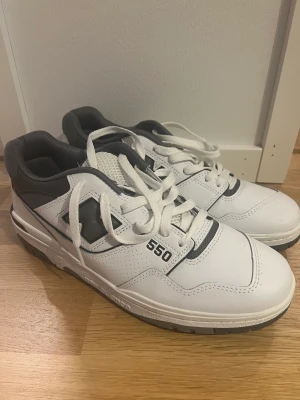 New balance 550 Castlerock  - New balance 550 Castlerock/white grey dark grey. Strl 45 Använda 2-3 gånger, som nya. Skick: 9,5/10  Säljer pga för små, tyvärr är boxen borttappad  