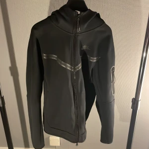 nike tech fleece - Säljer min nike tech fleece, inget fel på den, inte riktigt min stil längre.